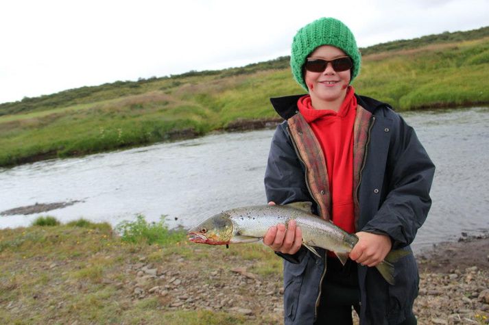 Tom, 9 ára, rjóður í vöngum með Maríulaxinn sinn úr Langá. Veiddist í Álfgerðarholtskvörn (nr. 25).