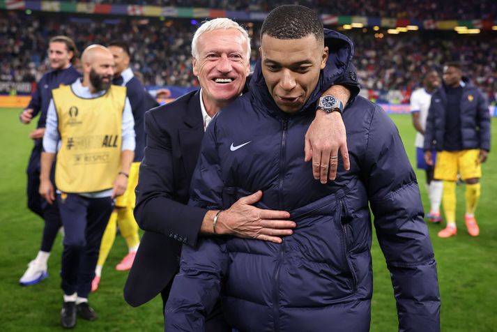 Didier Deschamps með Kylian Mbappe eftir sigur Frakka á Portúgölum á EM í sumar.