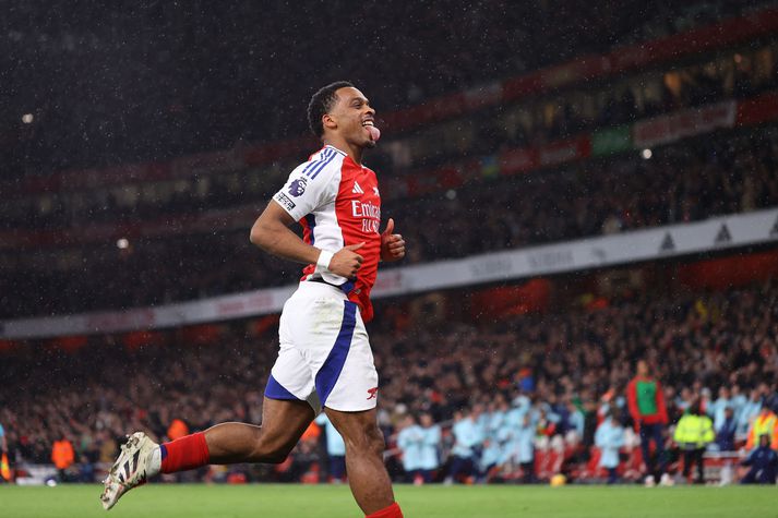 Jurriën Timber fagnar eftir að hafa komið Arsenal í 1-0 gegn Manchester United.