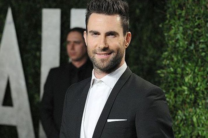 í Sjónvarpið Söngvarinn Adam Levine gæti birst sjónvarpsáhorfendum í tveimur þáttum á næsta ári.
nordicphotos/getty