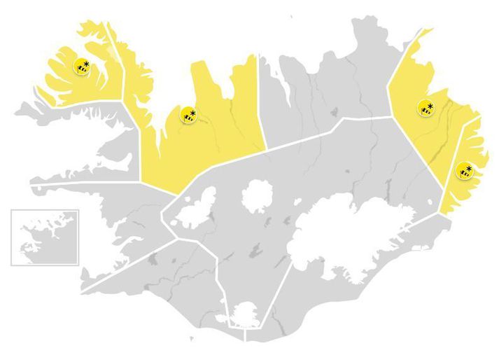 Gular viðvaranir hafa verið gefnar út á Vestfjörðum, Ströndum og Norðurlandi vetra, Austurlandi að Glettingi og Austfjörðun vegna norðaustanhríðar.