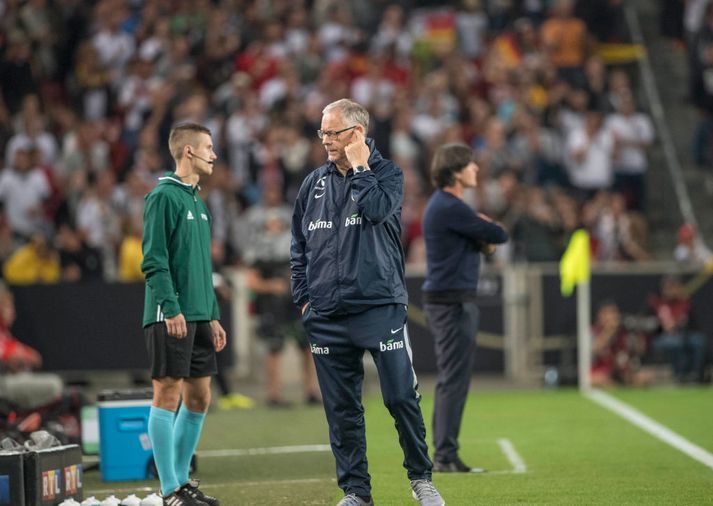 Lars Lagerback á hliðarlínunni,