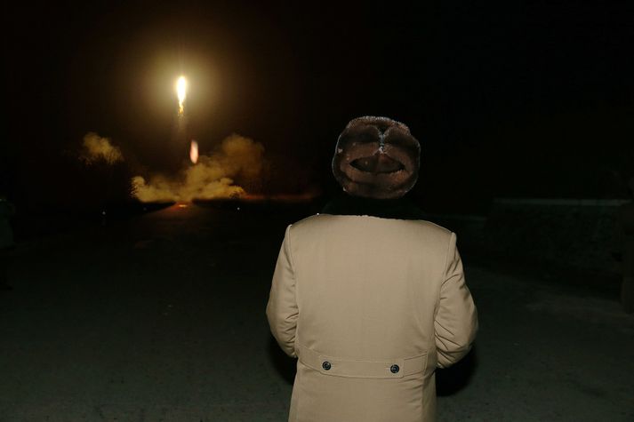 Kim Jong Un leiðtogi Norður-Kóreu fylgist með eldflaugarskoti.