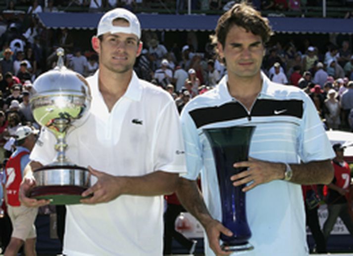 Andy Roddick og Roger Federer sjást hér með verðlaunagripi sína eftir viðureignina í morgun.