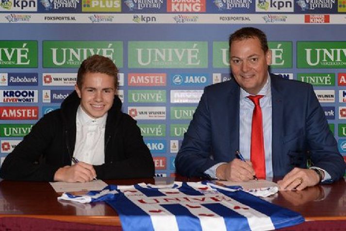 Júlíus Magnússon og Jelko van der Wiel, forseti Heerenveen, við undirskriftina í dag.