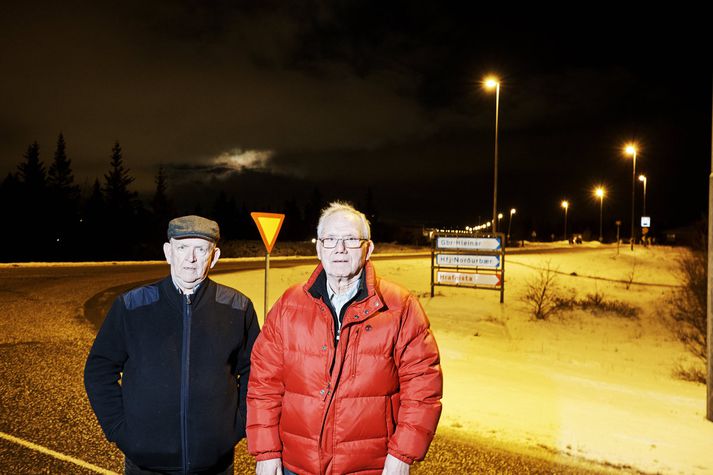 Þórður M. Adólfsson og Gunnar H. Jónsson við gatnamót Herjólfsbrautar og gamla Álftanesvegar sem bæjaryfirvöld ætla að loka.