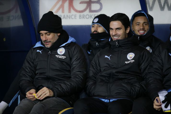 Mikel Arteta við hlið Pep Guardiola á varamannabekk Manchester City í gær.