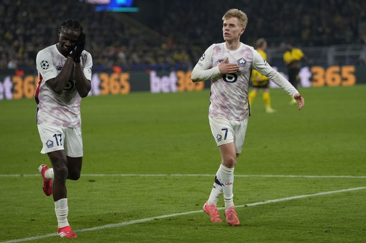 Hákon Arnar Haraldsson fagnar marki sínu gegn Borussia Dortmund ásamt Ngal'ayel Mukau.