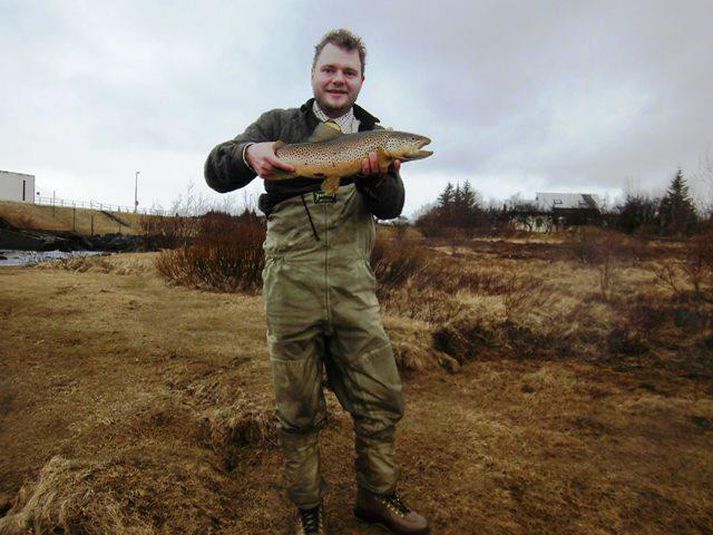 Höfðingi úr Höfuðhyl. Jón Mýrdal með vænan fisk sem hann fékk í Höfuðhyl á föstudag.