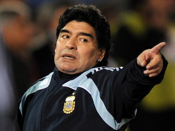 Diego Maradona gengur alltaf með dýrindis eyrnalokka.