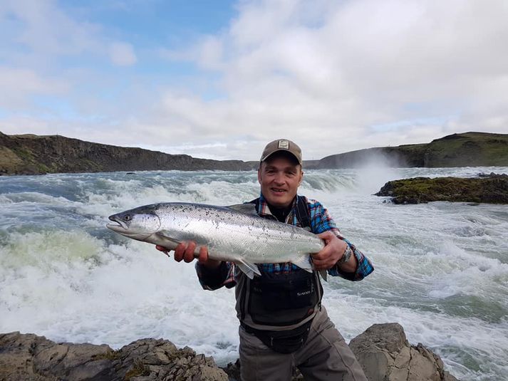 Stefán Sigurðsson með flottan lax úr Þjórsá í gær