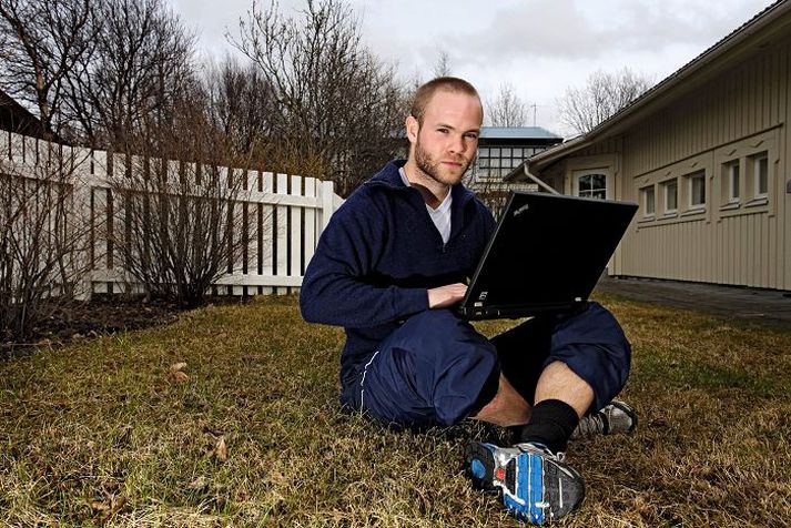 Útrás í rokkinu Fótboltamaðurinn Ásgeir Börkur Ásgeirsson fær útrás í rokkinu sem hefur jákvæð áhrif á frammistöðu hans á vellinum.Fréttablaðið/Valli