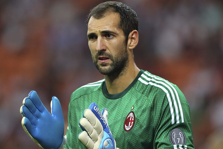 Diego Lopez hefur farið vel af stað með AC Milan en hann varði víti í sínum fyrsta leik.