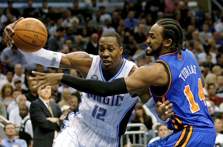 Dwight Howard sækir að körfu Knicks í nótt en hann skoraði 30 stig í leiknum. AP