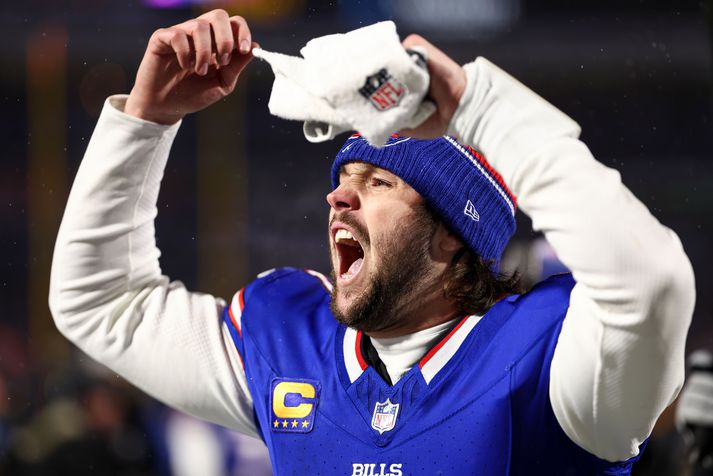 Leikstjórnandinn Josh Allen fagnar sigri Buffalo Bills í nótt en með honum tryggði liðið sér sæti í úrslitaleik Ameríkudeildarinnar.