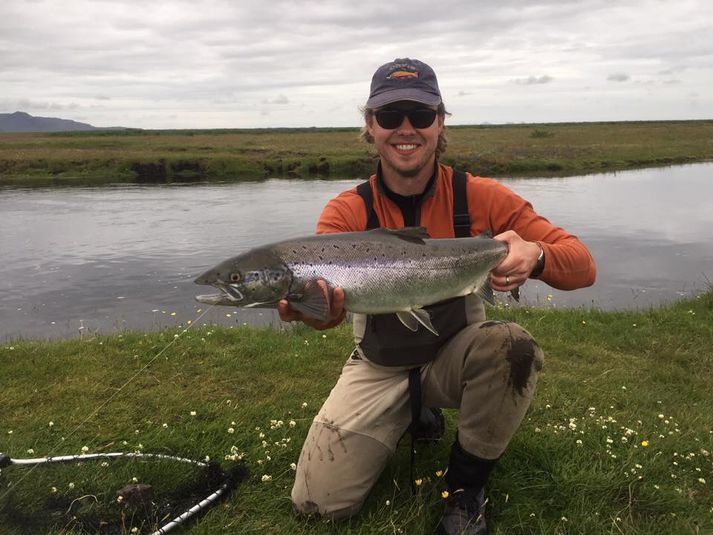 Tómas Beck með flottan lax úr Þverá í Fljótshlíð