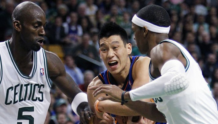 Jeremy Lin í baráttunni við Kevin Garnett og félaga í kvöld.