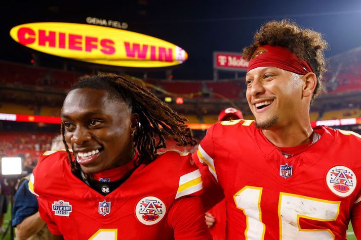 Mahomes og Xavier Worthy fagna eftir leik.