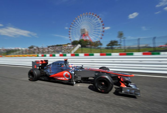 Button var fljótastur um Suzuka-brautina á fyrri æfingunni í dag. Webber náði besta tíma á þeirri seinni.