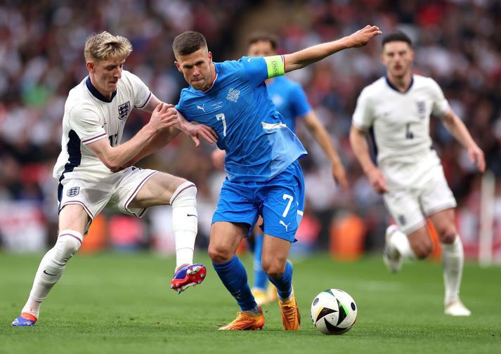 Jóhann Berg Guðmundsson að skóla Anthony Gordon til á Wembley í sumar, í 1-0 sigri Íslands á Englandi.