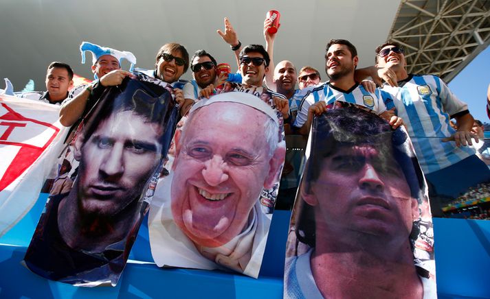Lionel Messi, páfinn og Diego Maradona.