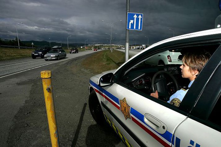 hraðakstur 93 ökumenn voru stöðvaðir af lögreglunni um helgina fyrir of hraðan akstur.