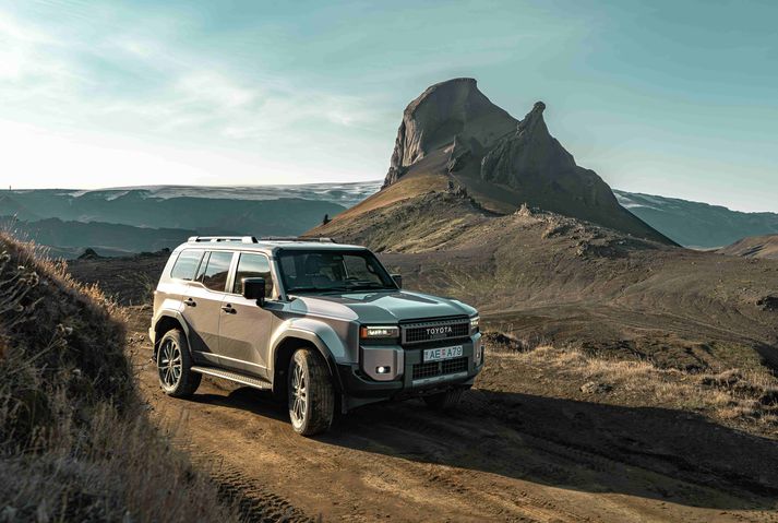 Nýr Land Cruiser 250 verður frumsýndur á laugardag. Hann býr yfir öllum hefðbundnum styrkleikum gerðarinnar hvað varðar gæði, endingu og áreiðanleika. Þetta er bíll sem er hannaður til að takast á við aðstæður eins og þær gerast erfiðastar. Bíll sem kemur þér hvert á land sem er og skilar þér aftur í örugga höfn.