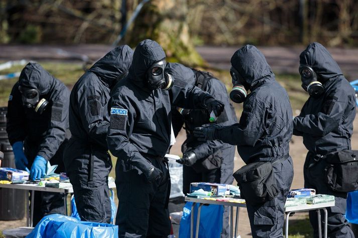 Lögregluþjónar að störfum nærri heimili Skripal árið 2018.