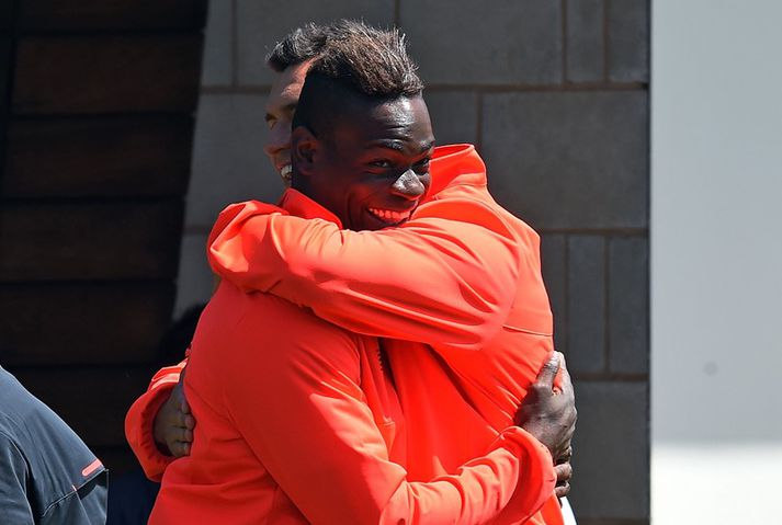 Balotelli fékk faðmlag frá Dejan Lovren.