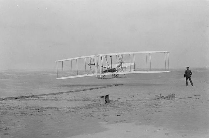 Á þessari ljósmynd sem tekin var 17. desember árið 1903 sést þegar þeir Wright-bræður afrekuðu að fljúga flugvél sinni 39 metra. Orville Wright sat í flugmannssætinu en bróðir hans Wilbur hljóp með henni.