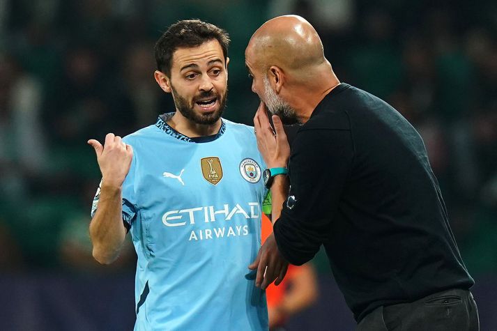 Bernardo Silva ræðir málin við knattspyrnustjórann Pep Guardiola í leiknum í Lissabon í gærkvöldi.