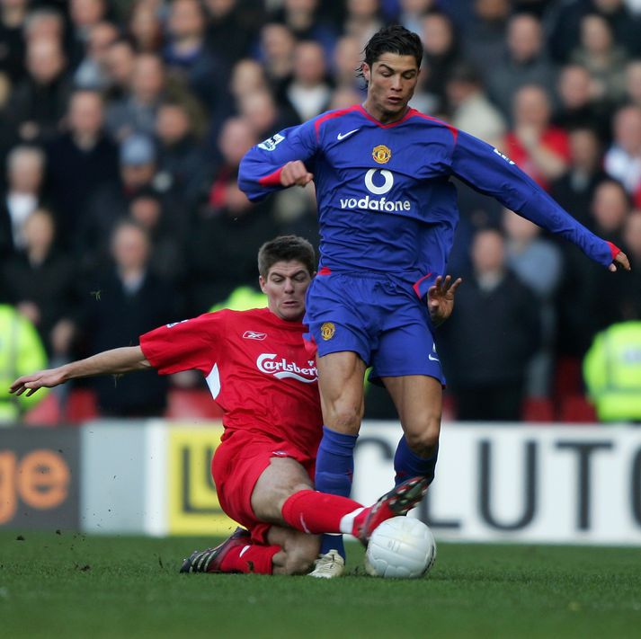 Steven Gerrard tæklar Cristiano Ronaldo.