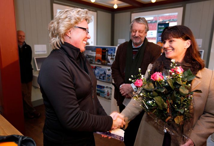 Steinunn Birna Ragnarsdóttir tónlistarstjóri Hörpu afhenti fyrstu miðana klukkan tólf ásamt blómvendi í tilefni dagsins.