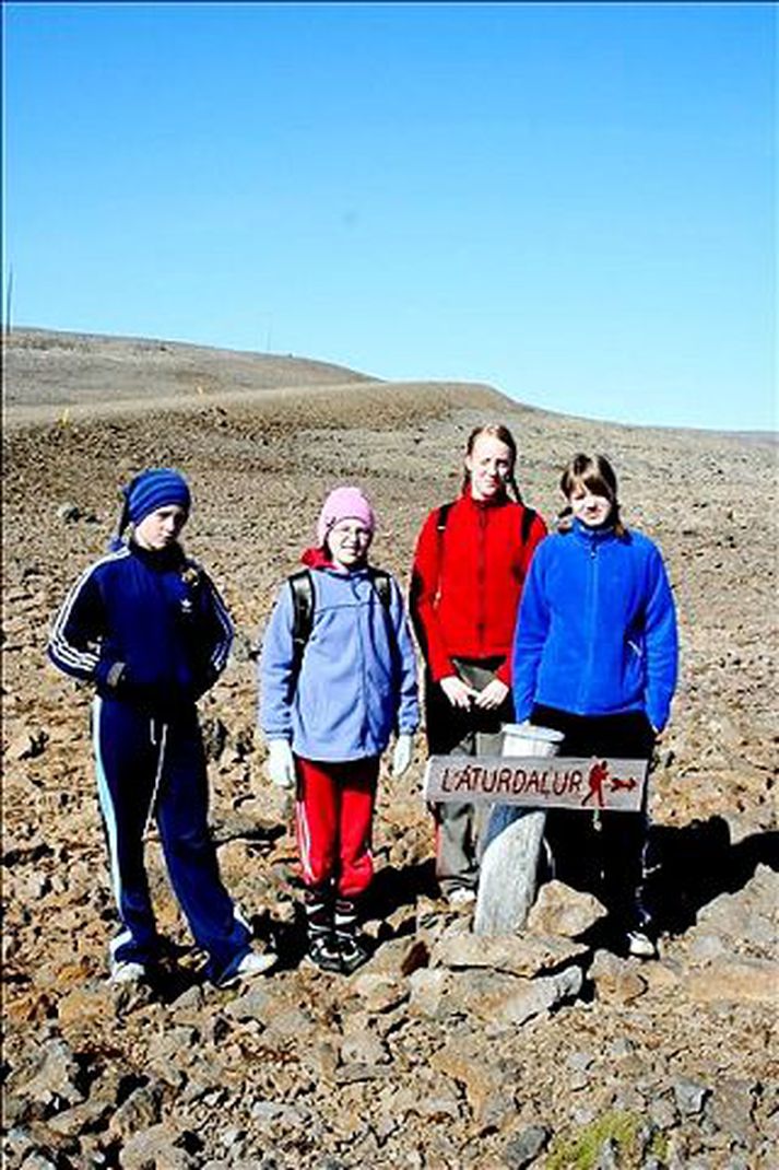 Langt í skólann Dætur Guðjóns, ásamt frænkum sínum, á leið í rannsóknarferð. Fríða Theódórsdóttir, Bjarnveig Ásta Guðjónsdóttir, Emma Theódórsdóttir og Guðný Ólafía Guðjónsdóttir.