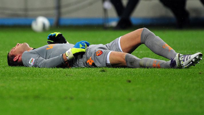 Stekelenburg liggur hér rotaður á vellinum í kvöld.