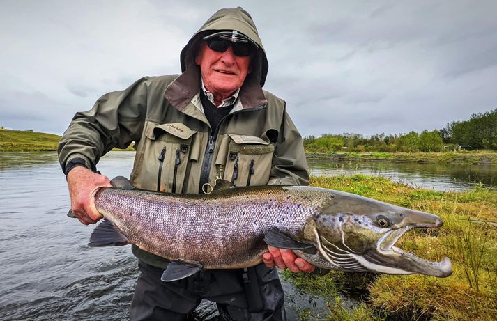 Alistair Ewing með 22 punda hænginn sem hann veiddi við Heiðarbrún í Ytri Rangá