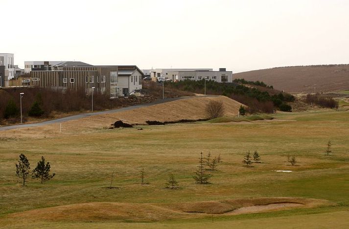 Golfvöllur GKG í leirdal Örvasalir og Öldusalir eru berskjaldaðir fyrir feilhöggum kylfinga á velli GKG í Leirdal. Planta á trjám til að verja byggðina.Fréttablaðið/Anton