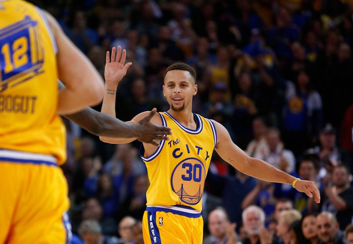 Stephen Curry fagnar körfu í leik Golden State Warriors í nótt.