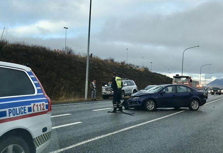 Unnið er nú að því að hreinsa veginn eftir slysið.