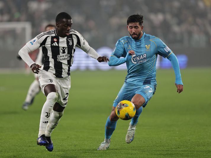 Timothy Weah skoraði seinna mark Juventus í dag. Hér er hann í baráttu við Mikael Egil Ellertsson, leikmann Venezia.