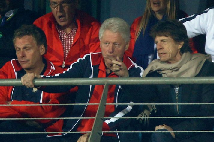 Jagger er mikill íþróttaáhugamaður. Hann er hér á fótboltaleik með Bill Clinton.