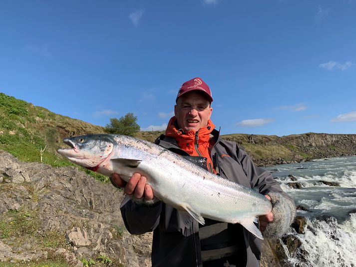 Glæsilegur lax við opnun Þjórsár á laugardaginn. Stefán Sigurðsson fagnar og skal engan undra.