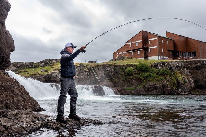 Tekist á við lax í Laxfossi í Grímsá