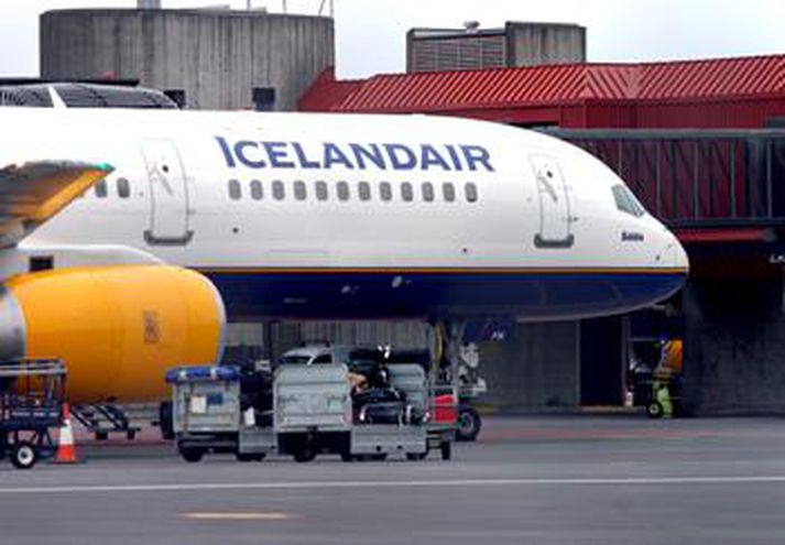 Vél Icelandair lestuð á Keflavíkurflugvelli.