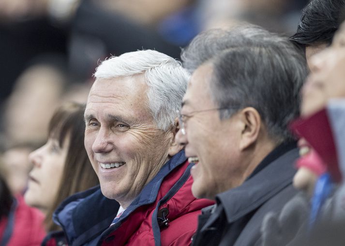 Mike Pence og Moon Jae-in á ólympíuleikunum í PyeongChang.