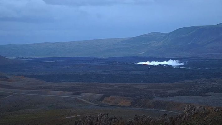 Eldgos hófst í grennd við Grindavík á tíunda tímanum í kvöld.