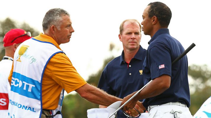 Steve Williams og Tiger Woods takast hér í hendur eftir leikinn í nótt.