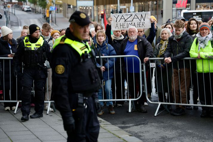 Yazan á heima hér syngja og hrópa mótmælendur.