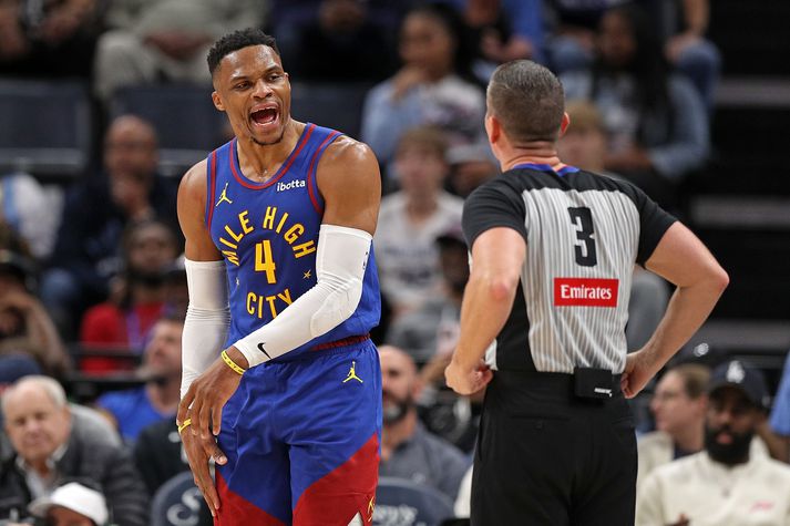 Russell Westbrook var skiljanlega ekki sáttur með tæknivilluna sína en það má greinilega ekki lengur stara á mótherja á körfuboltavellinum.