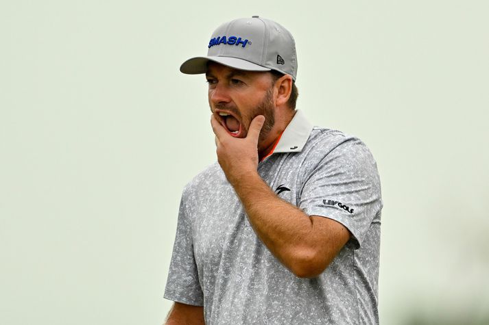 Graeme McDowell má ekki taka þátt í næsta móti en fær einnig stóra sekt.